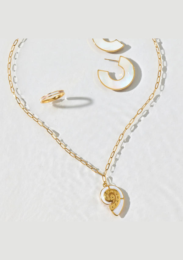 CELENIA SHELL PENDANT NECKLACE
